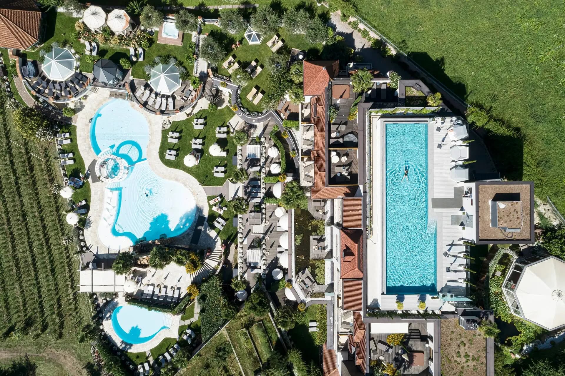 Preidlhof Luxury DolceVita Resort in Naturns — Blick über das Haus im Vinschgau (© Preidlhof Luxury DolceVita Resort)