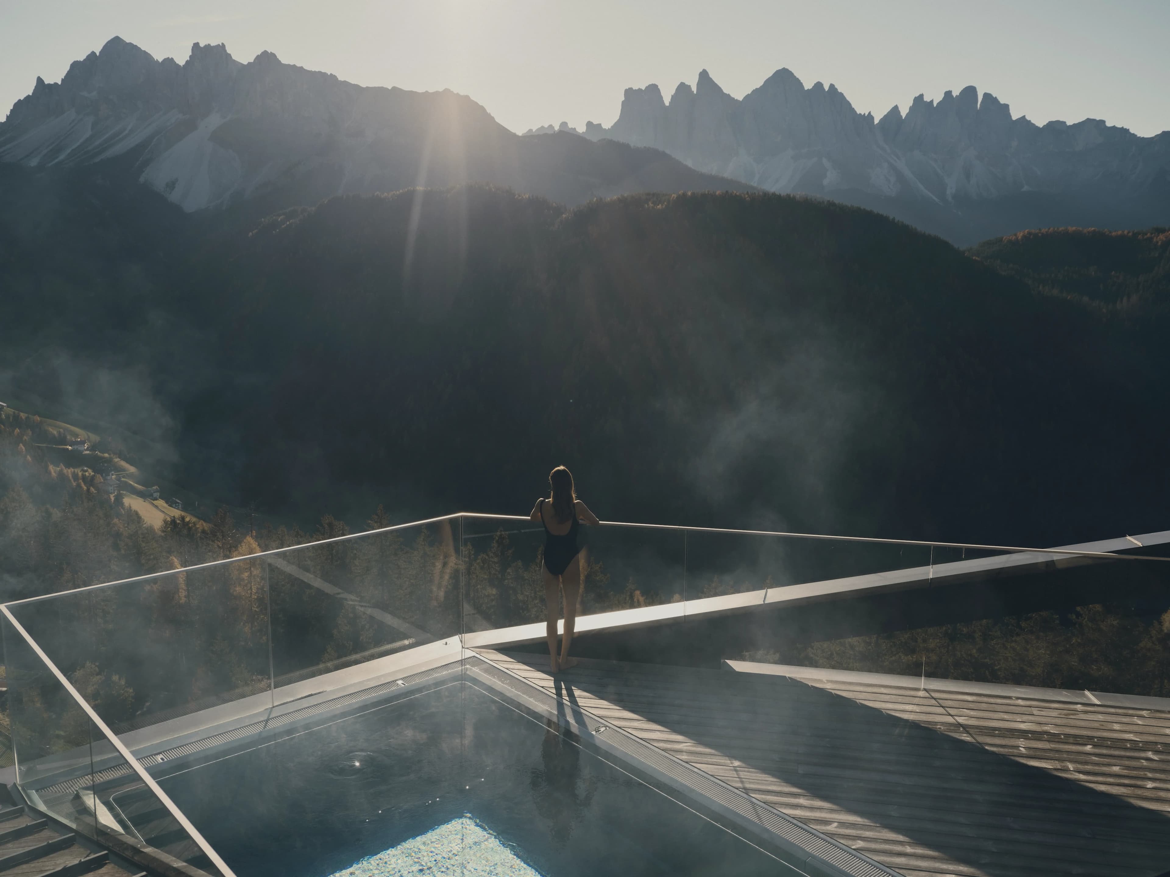 Penthouse-Suite des Forestis Dolomites bei Sonnenaufgang — privater Pool mit Panoramablick auf die Geisler-Gruppe (Foto: © Forestis Dolomites)